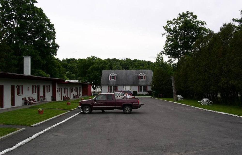 The Village Motel Richfield Springs Bagian luar foto