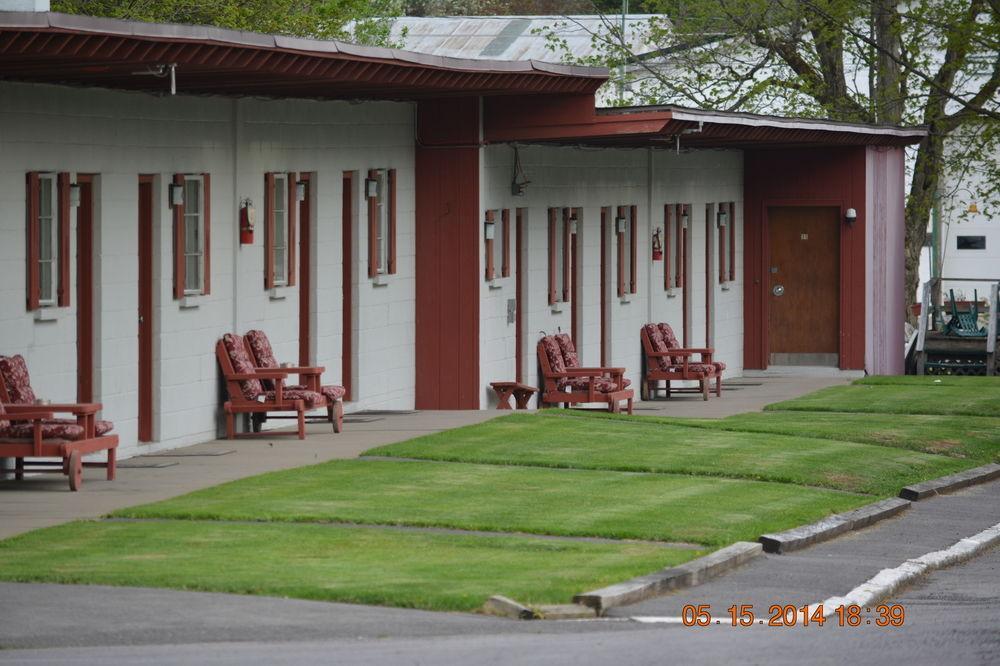 The Village Motel Richfield Springs Bagian luar foto